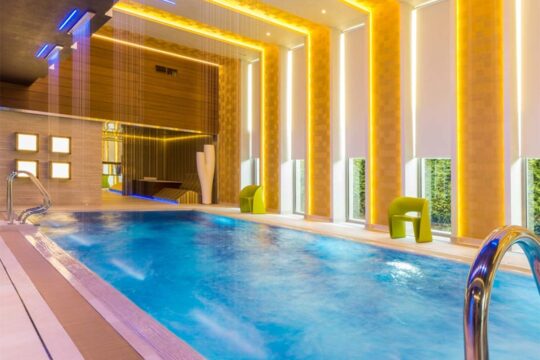 Piscina dell'area wellness di un hotel.